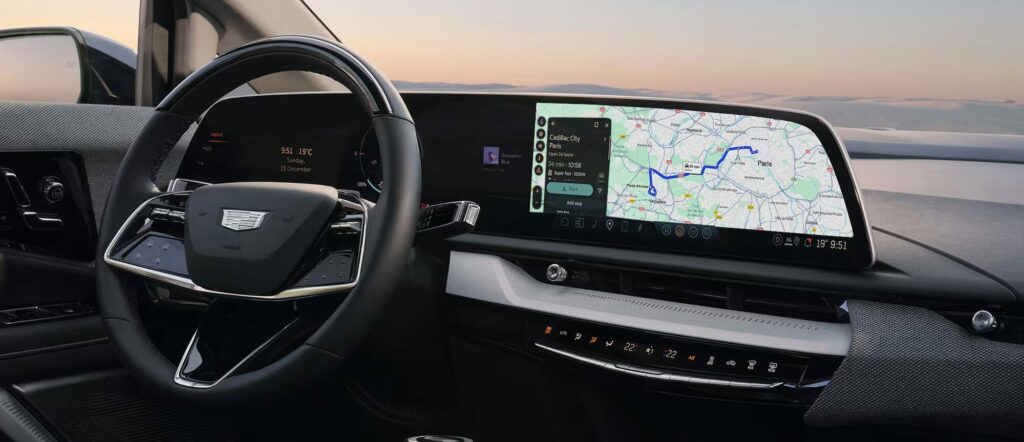 Le tableau de bord et son grand écran GPS Sources : CadillacEurope