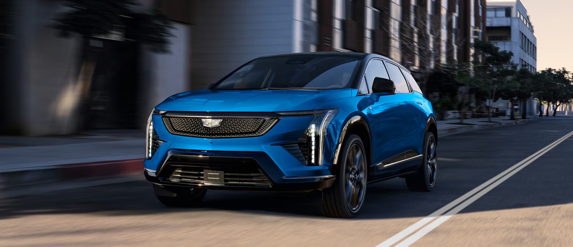 L'avant de la Cadillac Optiq qui roule en ville. Sources : CadillacEurope
