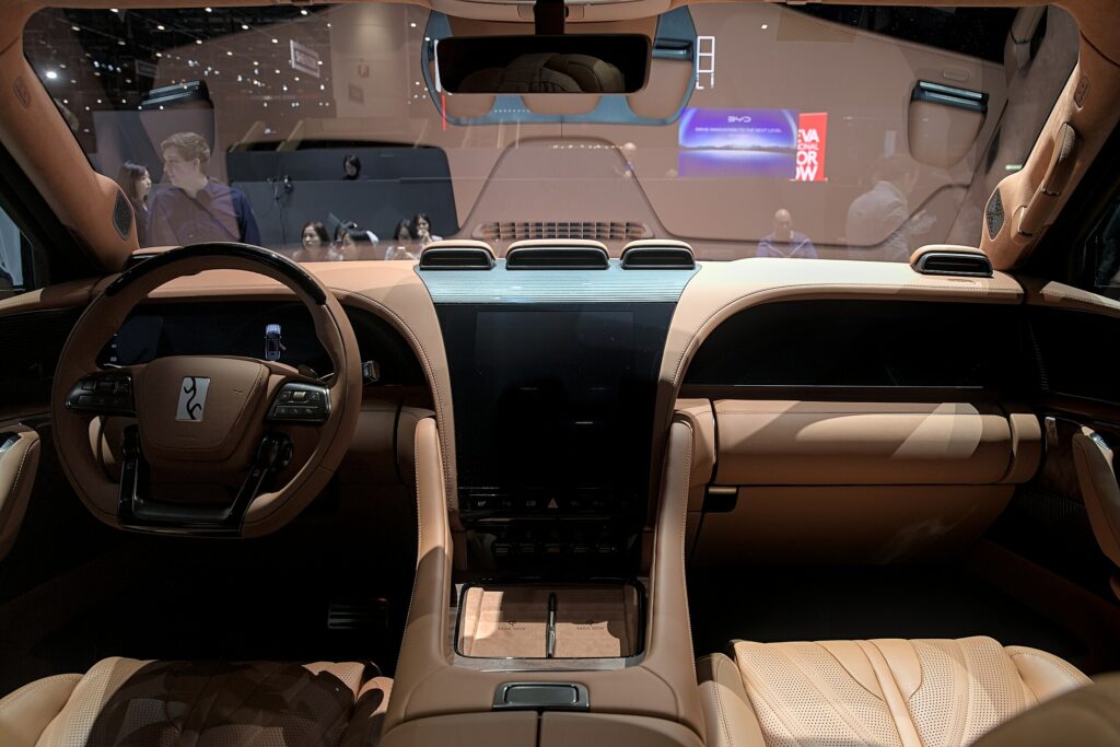 Vue de l'habitacle luxueux du YangWang U8 Source: Wikimedia Commons