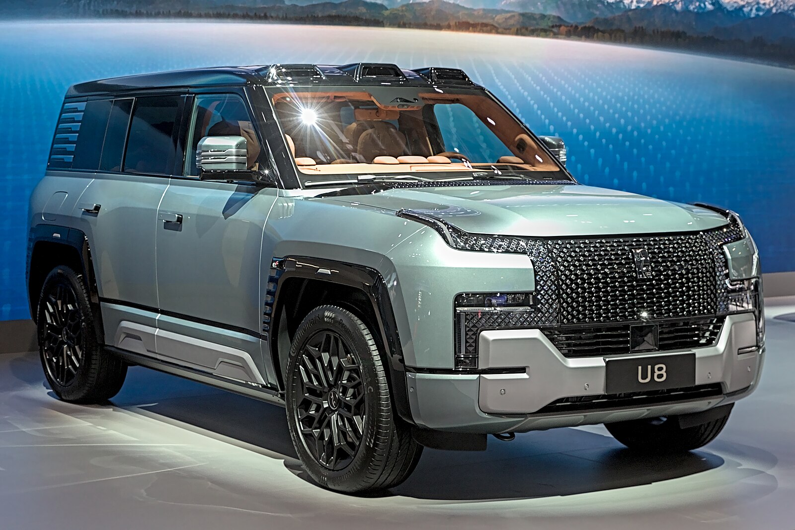 Le SUV YangWang U8 exposé dans un salon, montrant son design carré et massif. Source : Wikimedia Commons