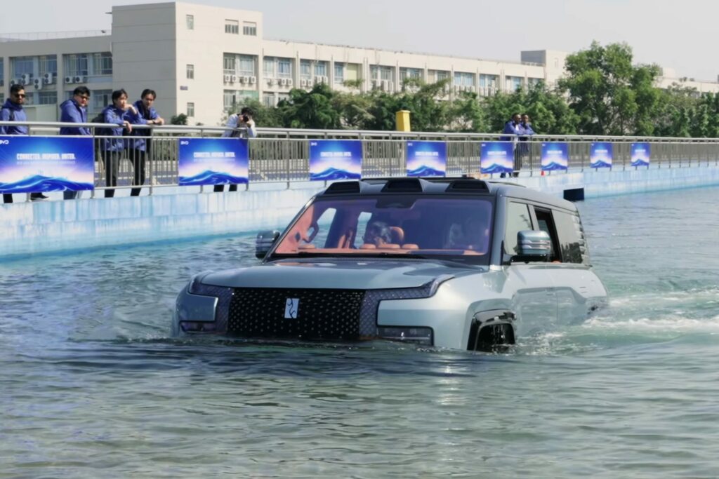 YangWang U8 gris en mode amphibie naviguant dans un bassin. Source : Wikimedia Commons