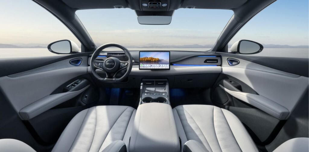Intérieur moderne et high-tech de la BYD SEAL 6 DM-i
