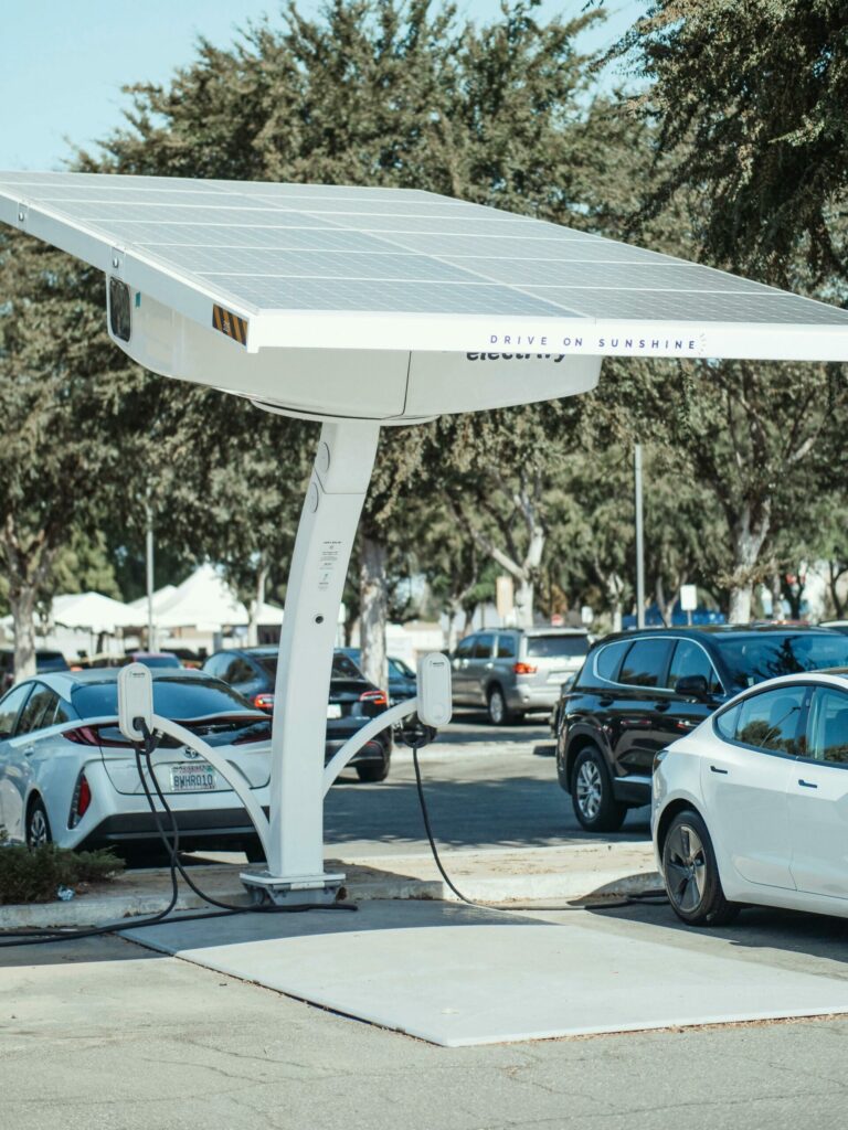 Station de recharge pour véhicules électriques équipée de panneaux solaires sur le toit.