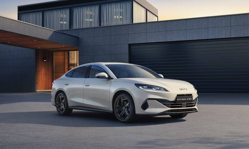 BYD SEAL 6 DM-i garée devant une maison moderne