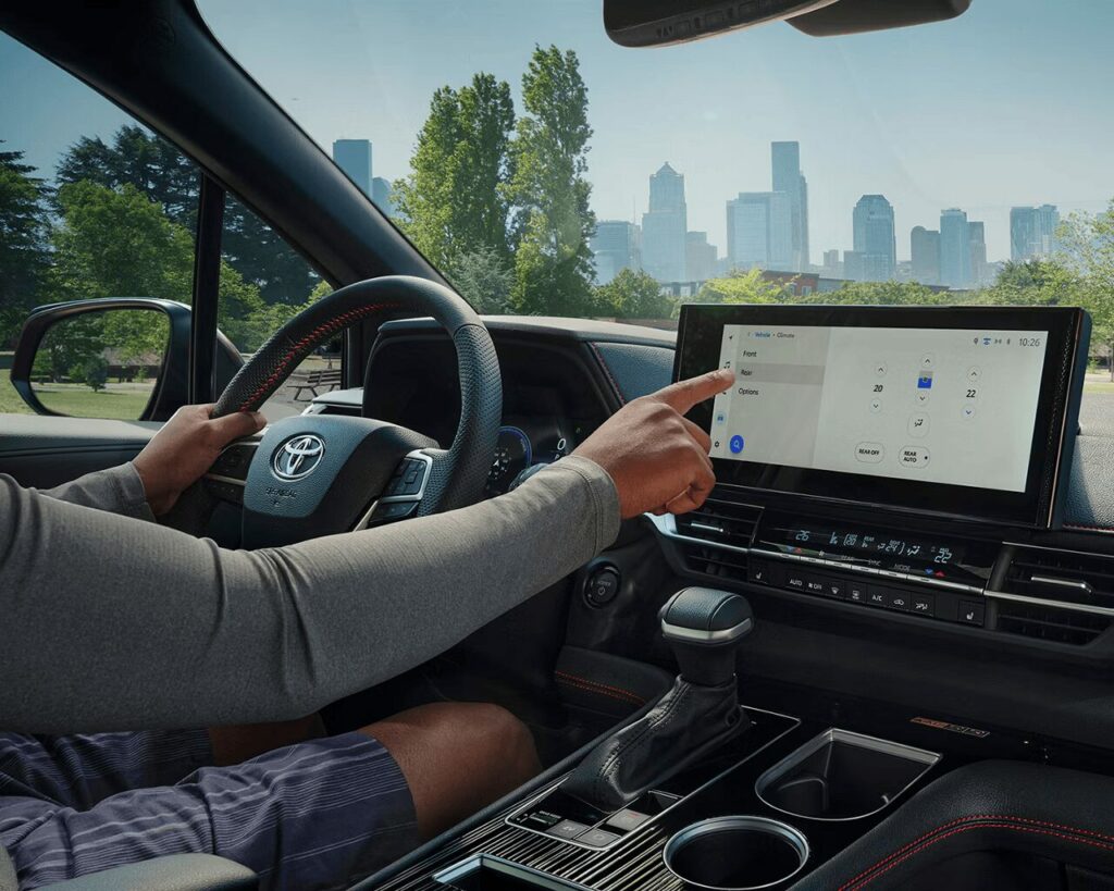 Conducteur utilisant l'écran tactile central du tableau de bord du Toyota Sienna.
credit:Toyota.ca