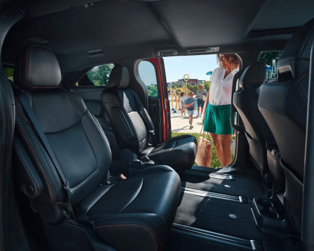 Vue des sièges capitaine de la deuxième rangée du Toyota Sienna, porte latérale ouverte.
credit:Toyota.ca