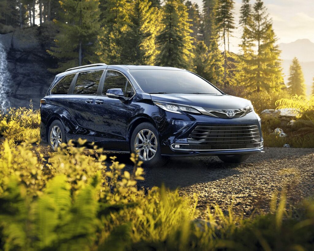 Vue extérieure du Toyota Sienna stationné sur un chemin forestier.
credit:Toyota.ca