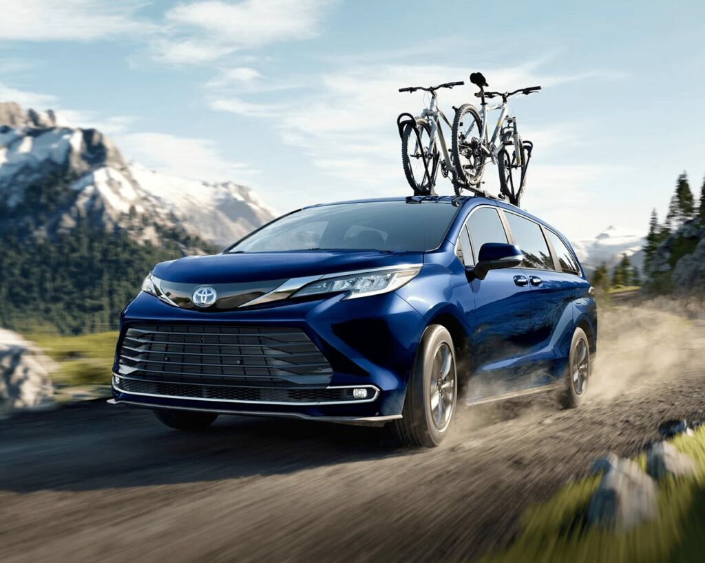 Toyota Sienna en mouvement sur une route de gravier avec des vélos sur le toit.
credit:Toyota.ca