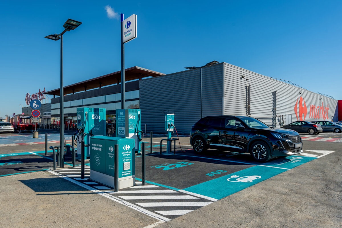 L’ère de l’énergie propre : pourquoi la hausse des prix du pétrole et les conflits mondiaux accélèrent la révolution des véhicules électriques