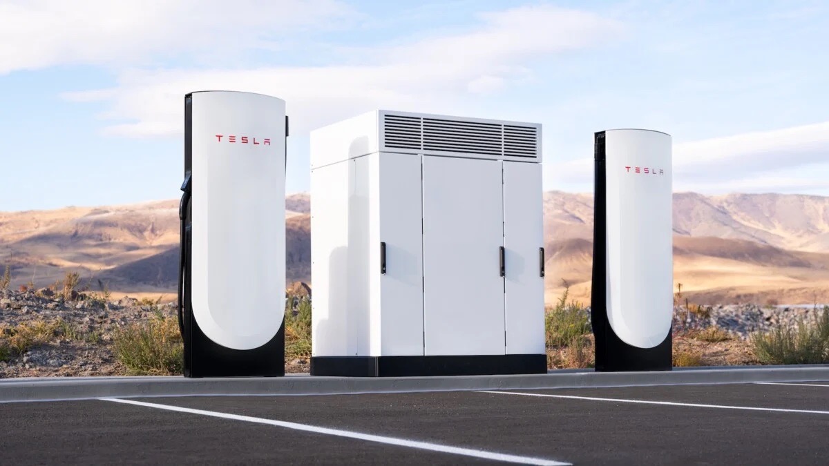 La solution inattendue de Tesla pour accélérer le déploiement des bornes de recharge : le Superchargeur pliable