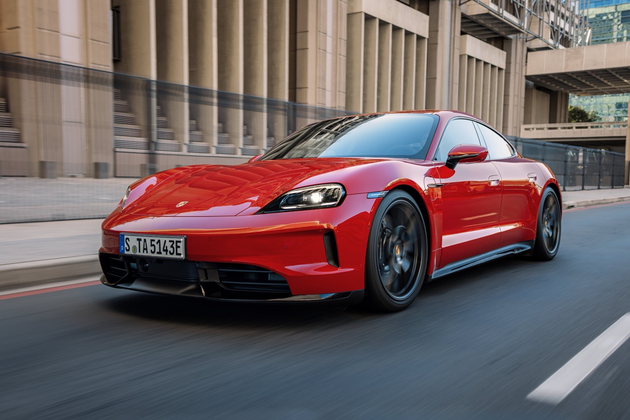 Um wieder Fahrt aufzunehmen, verfügt der Porsche Taycan über Gangschaltungen und einen Drehzahlmesser