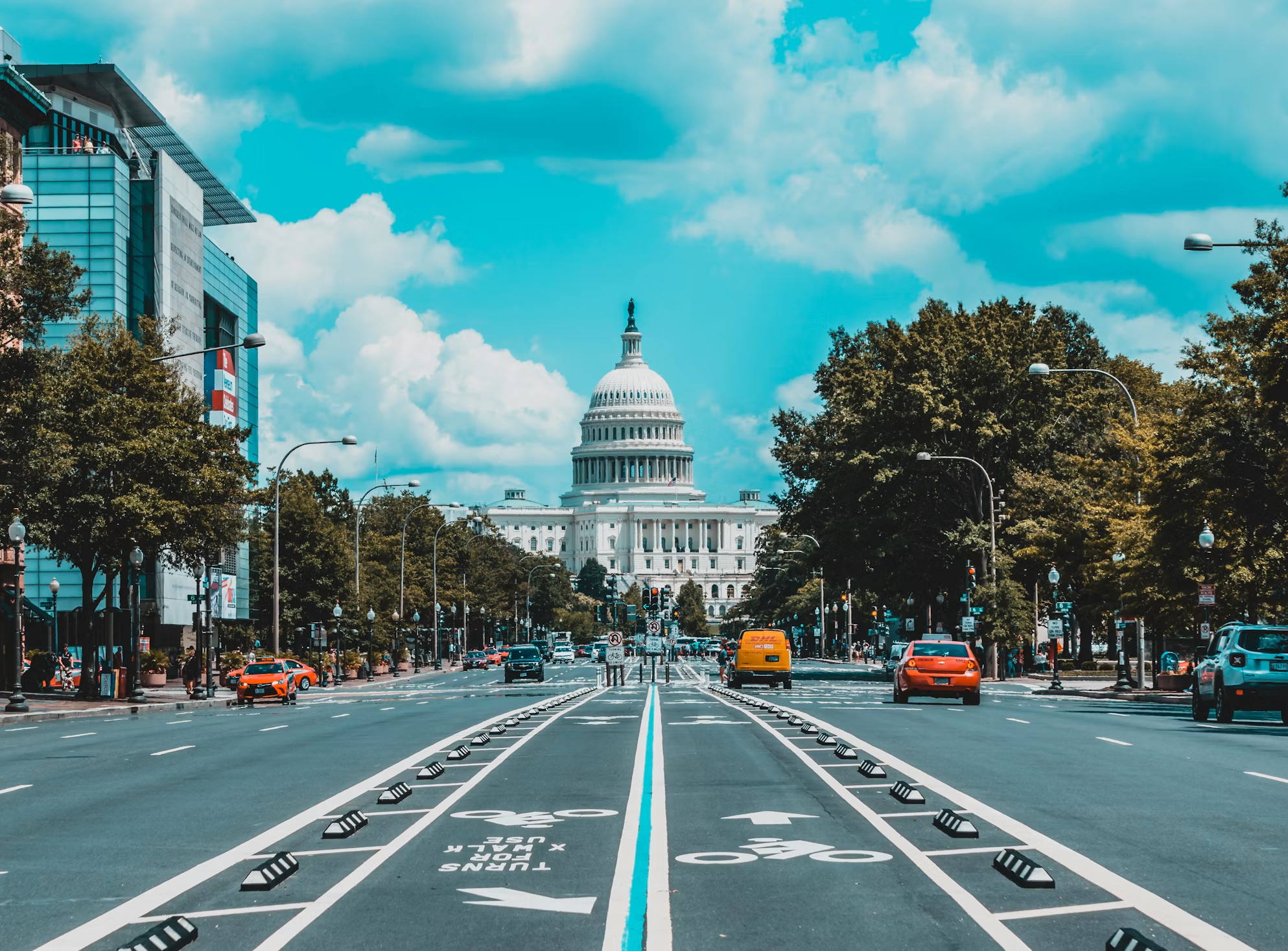 La bataille américaine de la voiture électrique se passe à Washington : comment réglementations, tarifs douaniers et politique redessinent l’industrie automobile